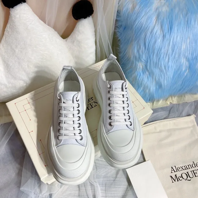 👟👟Ex-factory price 480👟👟Mc Queen McQueen’s new couple shoes! 2023ss spring model first release‼ ️‼ ️Young ladies who are fashion representatives must be in the forefront of fashion! The unique personality of the shoes adds full charm, and the shoes are super stylish. ⚠The uppers are made of customized original canvas. The color is warm and moist. 🔸The inner padding is made of imported goatskin. Full of flexibility! The round toe design allows the toes to be completely released🥰 Get rid of the original pressure of shoes! 🔸The outsole adopts the original molded vacuum outsole. The process of combining several layers of outsole is complicated. Super light and super comfortable! Super affordable ❤️ 🔸 🔸Size: 35-44 men’s and women’s sizes. The latest counter packaging low top